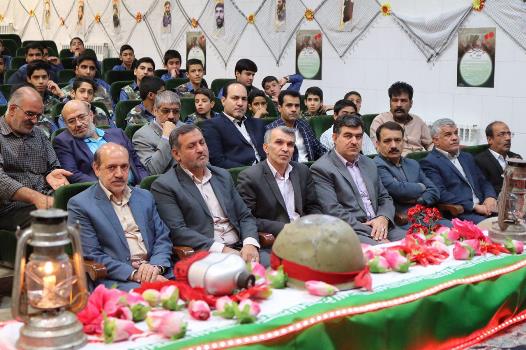 یزد فردا: برگزاری جشن مقاومت در دبیرستان شاهد آقا  سردار فرهنگ دوست : دانش آموز شهید محمد حسین ذوالفقاری  از نوجوانان شایسته ای بود که دردوران دفاع مقدس به کمال رسید .