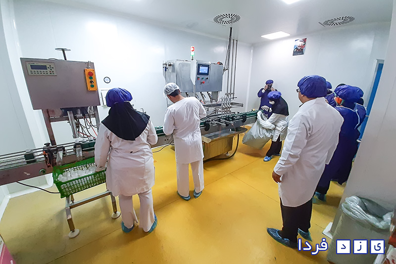 بازدید خبرنگاران از واحد تولید محلول ضدعفونی در شهرستان مهریز
