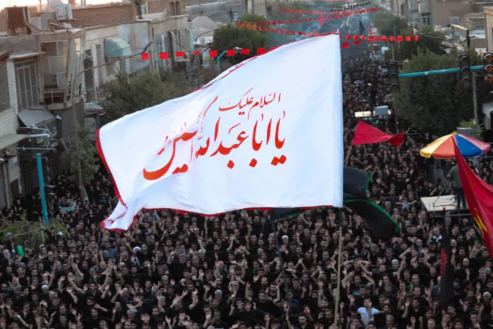 تجمع بزرگ عاشورائیان در حسینیه ایران