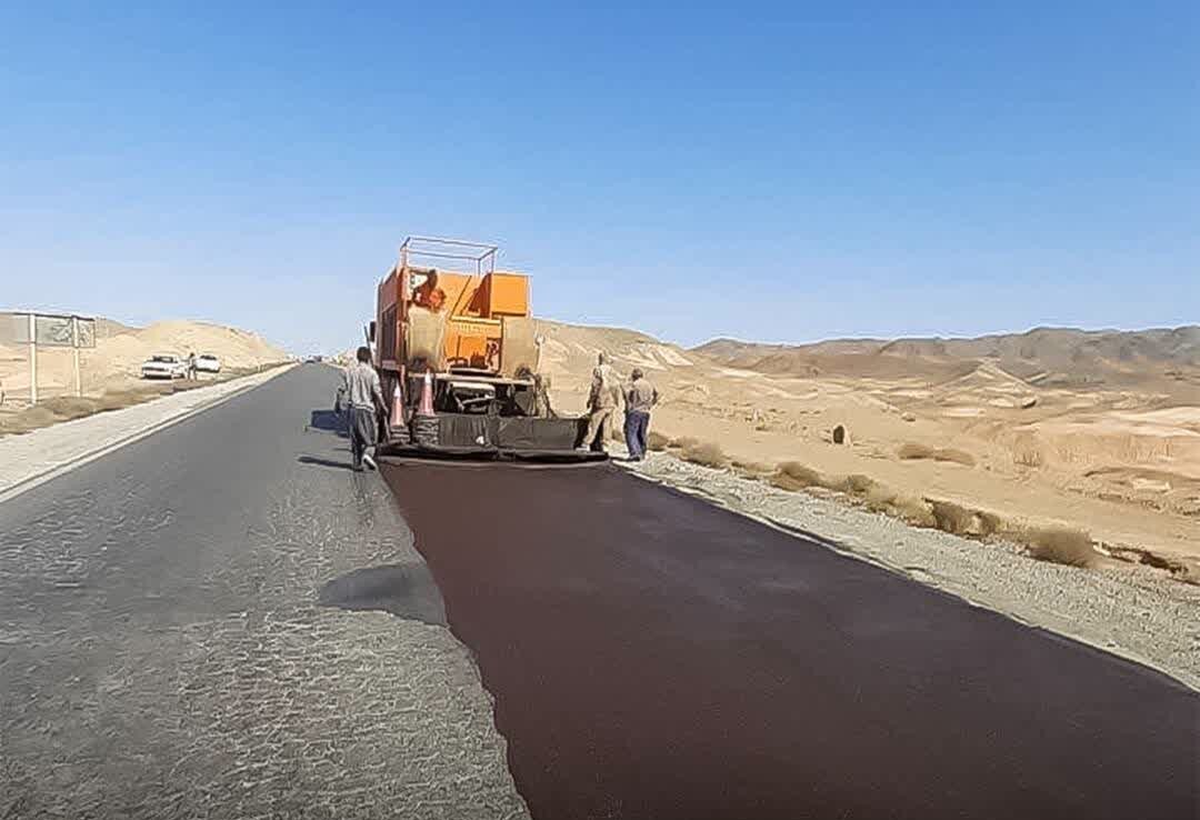 دو کیلومتر از محور یزد - طبس بهسازی شد دو کیلومتر از محور یزد - طبس بهسازی شد