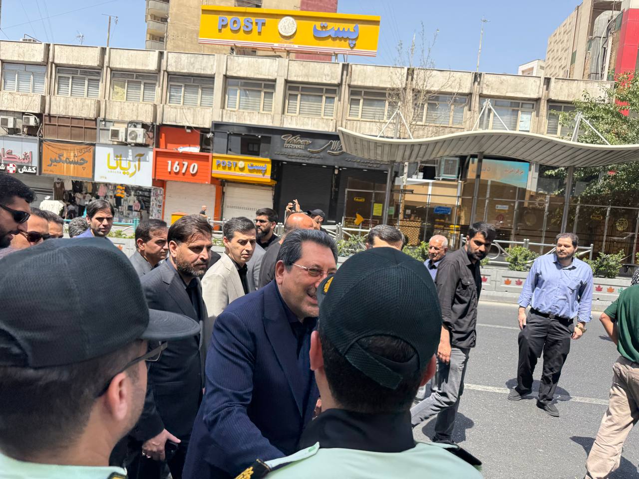 همراهی فرید دهقانی با وزیر صمت در بازدید از موکب چادرملو در آستانه مراسم تشییع رهبر شهید انقلاب