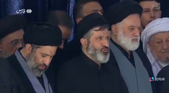 ببینید| حضور فرزندان رهبر شهید انقلاب در مصلی تهران پیش از اقامه نماز بر پیکر ایشان