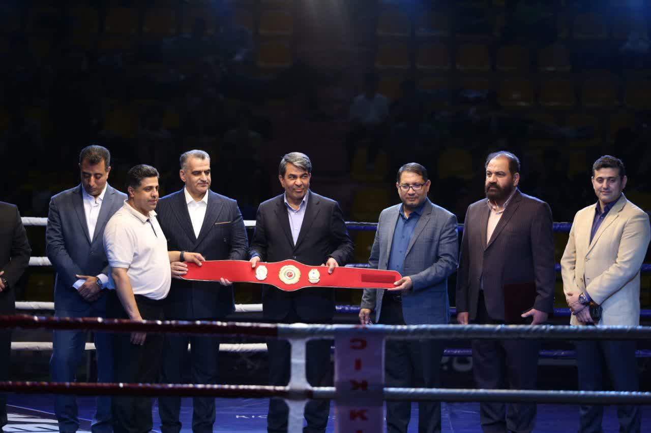 اهدای کمربند قهرمانی افتخاری به استاندار کرمان در مسابقات کیک‌بوکسینگ کشور