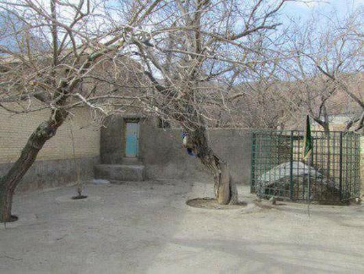 سنگ زیارتگاه روستای مرزانک بازسازی نشده