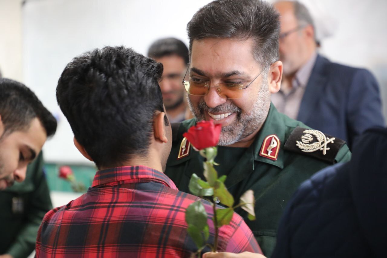آینده نظام در دست دانشجویان است