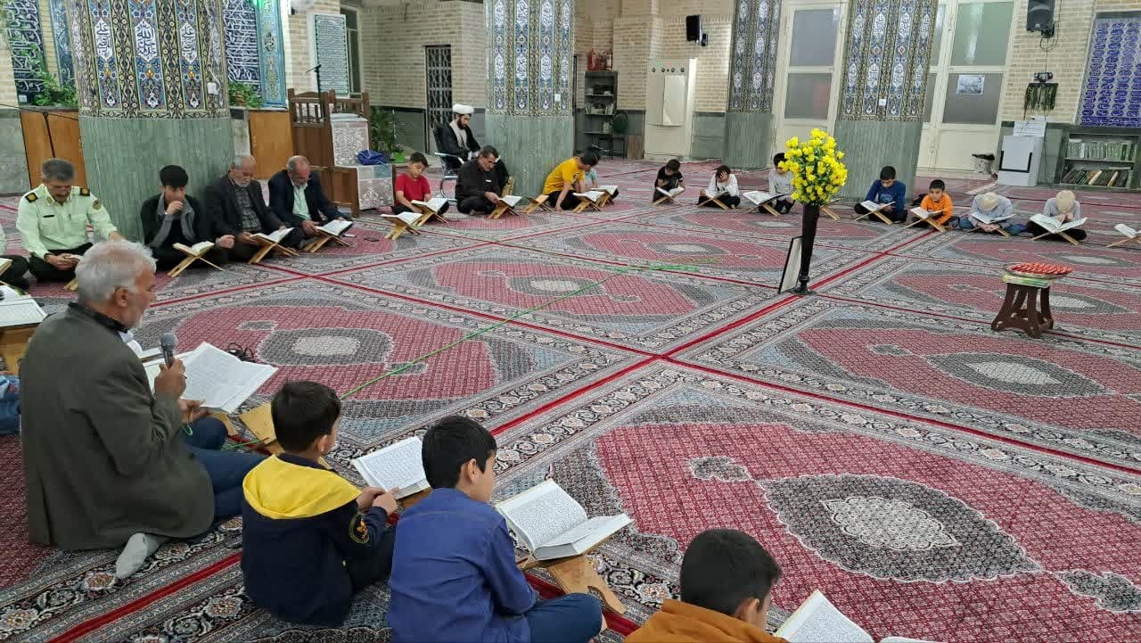 محفل انس با قرآن در مزرعه نو به یاد شهدای امنیت