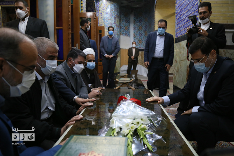 ادای احترام رئیس بنیاد شهید به مقام شامخ شهدا در یزد