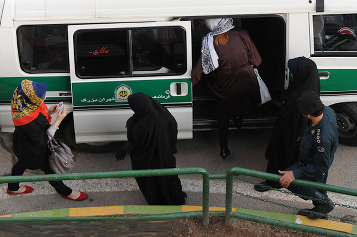 کسی که بخاطر ترس از مجازات حجاب را رعایت می‌کند، با کنار رفتن این موانع، کشف حجاب می‌کند