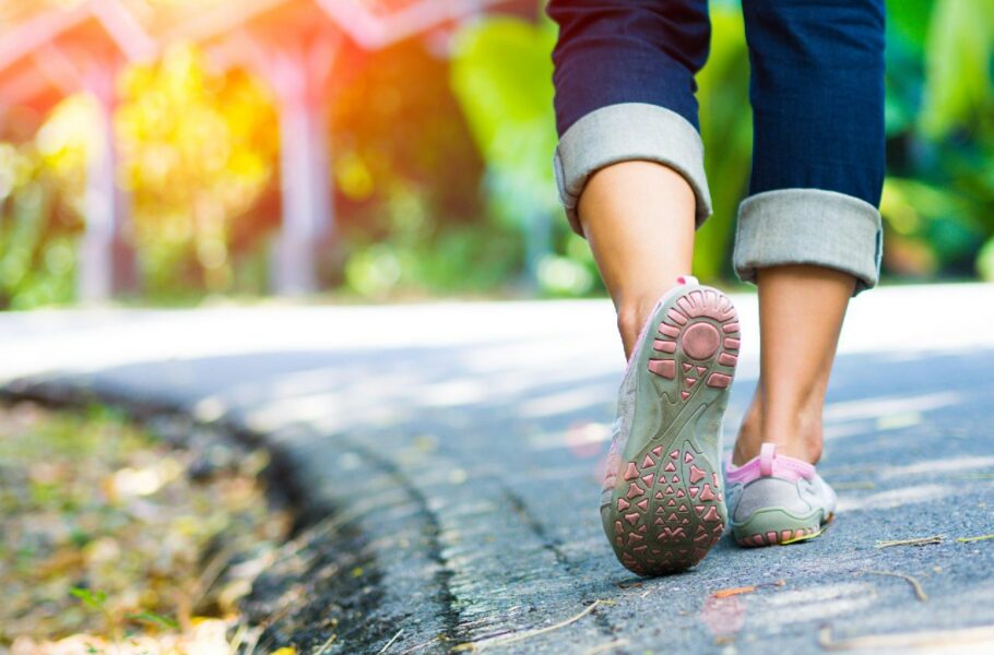 مطالعه جدید: تسکین کمردرد با یک برنامه پیاده‌روی آسان، دو برابر سریع‌تر است!