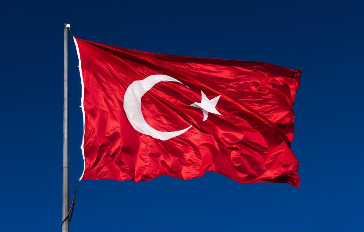 پرچم‌های ترکیه در این کشور به حالت نیمه برافراشته درآمدند