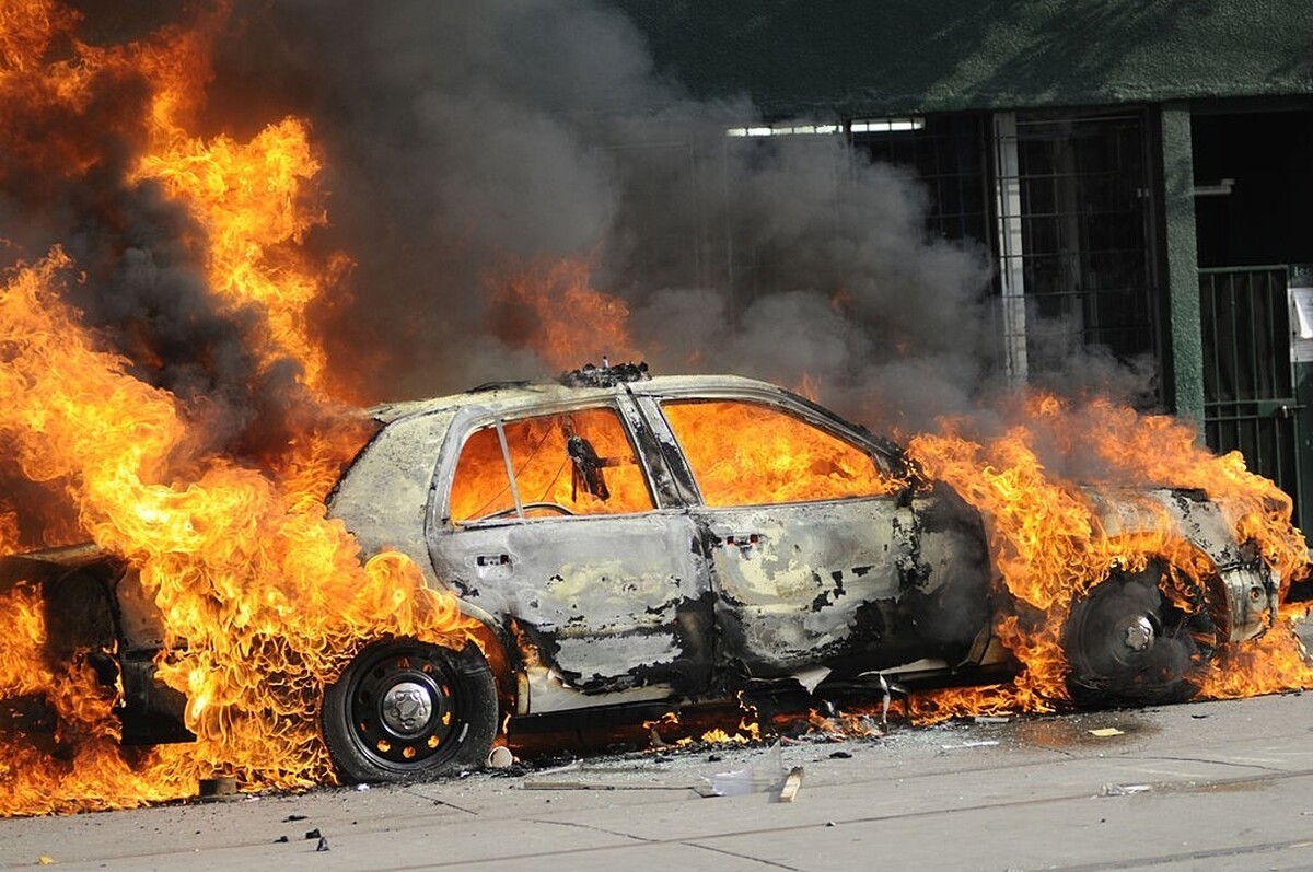 فیلم| آتش گرفتن خودرو‌ها از شدت گرمای هوا