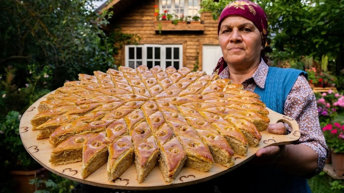 فیلم| پخت باقلوای سنتی فندقی به روش مادربزرگ روستایی آذربایجانی
