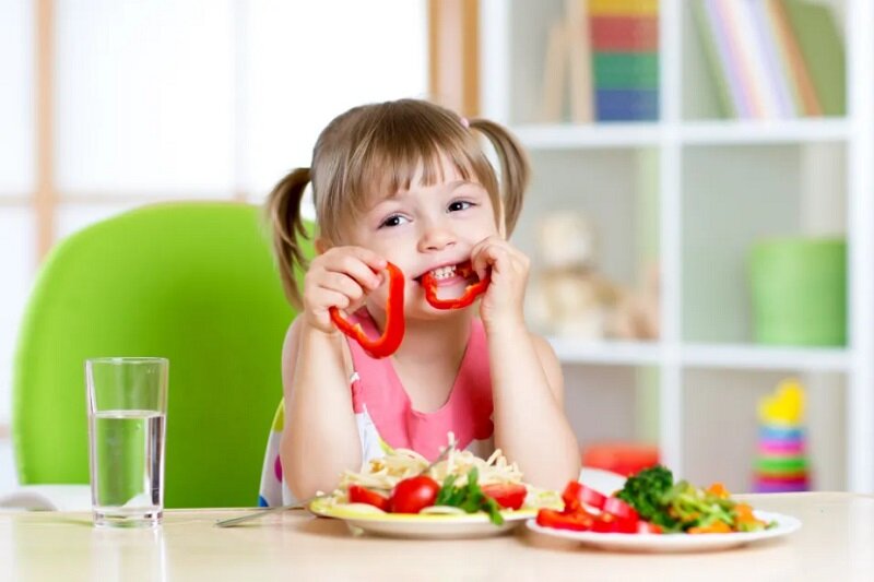رژیم غذایی برای کودکان ممنوع ؛ بهترین راه برای درمان چاقی کودکان/ چه غذاهایی برای کودکان مناسب‌ است؟