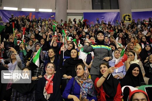 مرحمت فرموده به زنان راه و چاه ورزشگاه را یاد ندهید!