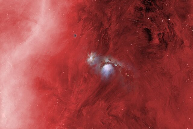 سحابی‌های آبی در دریای سرخ‌رنگ شکارچی