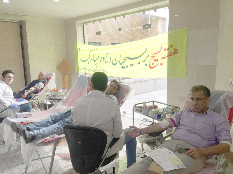 بیش از 40 نفر از کارکنان شرکت آب منطقه ای یزد خون خود را اهدا کردند