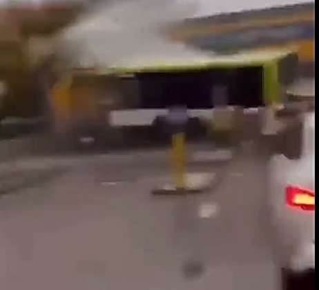 (فیلم) اتوبوس بر اثر برخورد قطار دو تکه شد