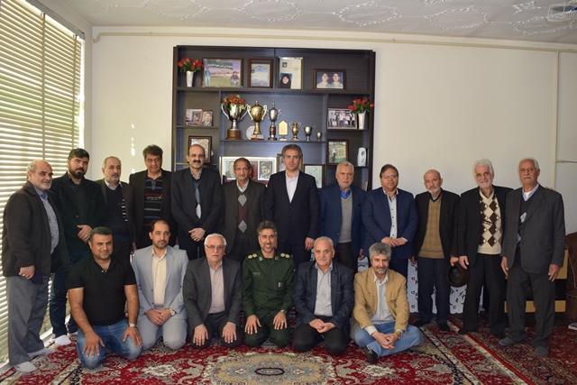 دیدار رییس سازمان صنعت ، معدن وتجارت استان یزد با خانواده شهدا به مناسبت گرامیداشت ایام دهه فجر