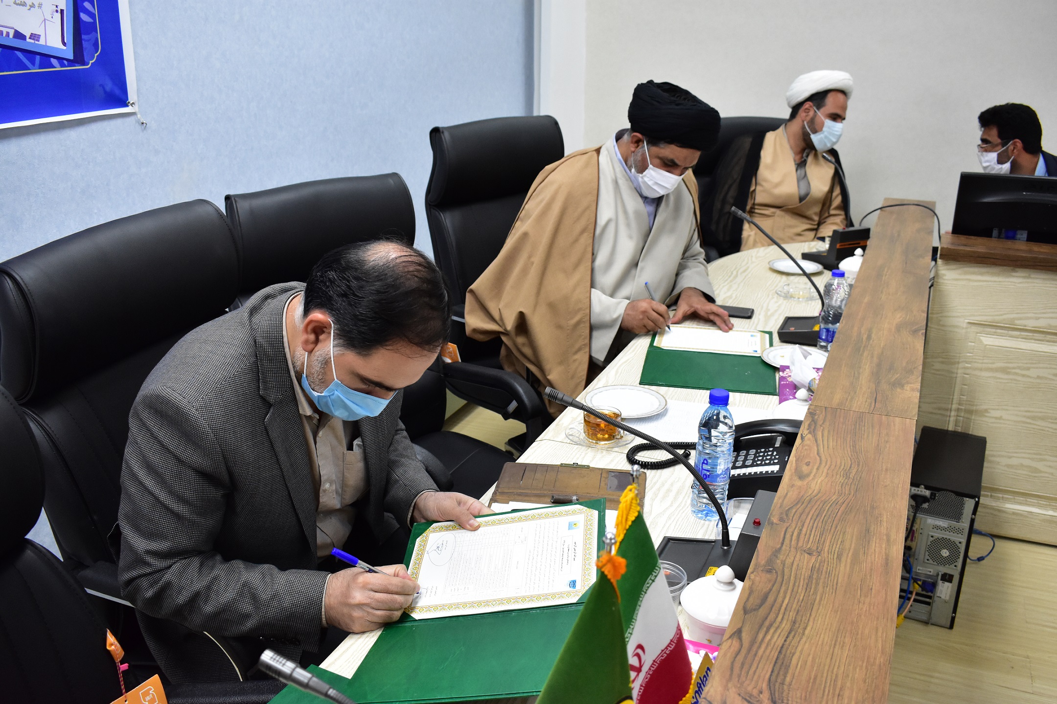 امضای تفاهم‌نامه اجرای برنامه‌های اقامه نماز در برق منطقه‌‌ای یزد