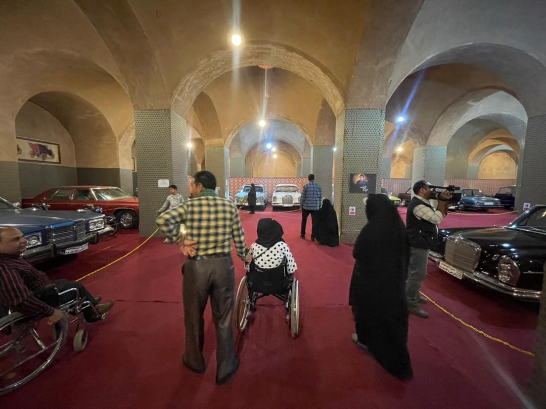 بازدید معلولان و جانبازان از موزه خودروهای قدیمی در یزد