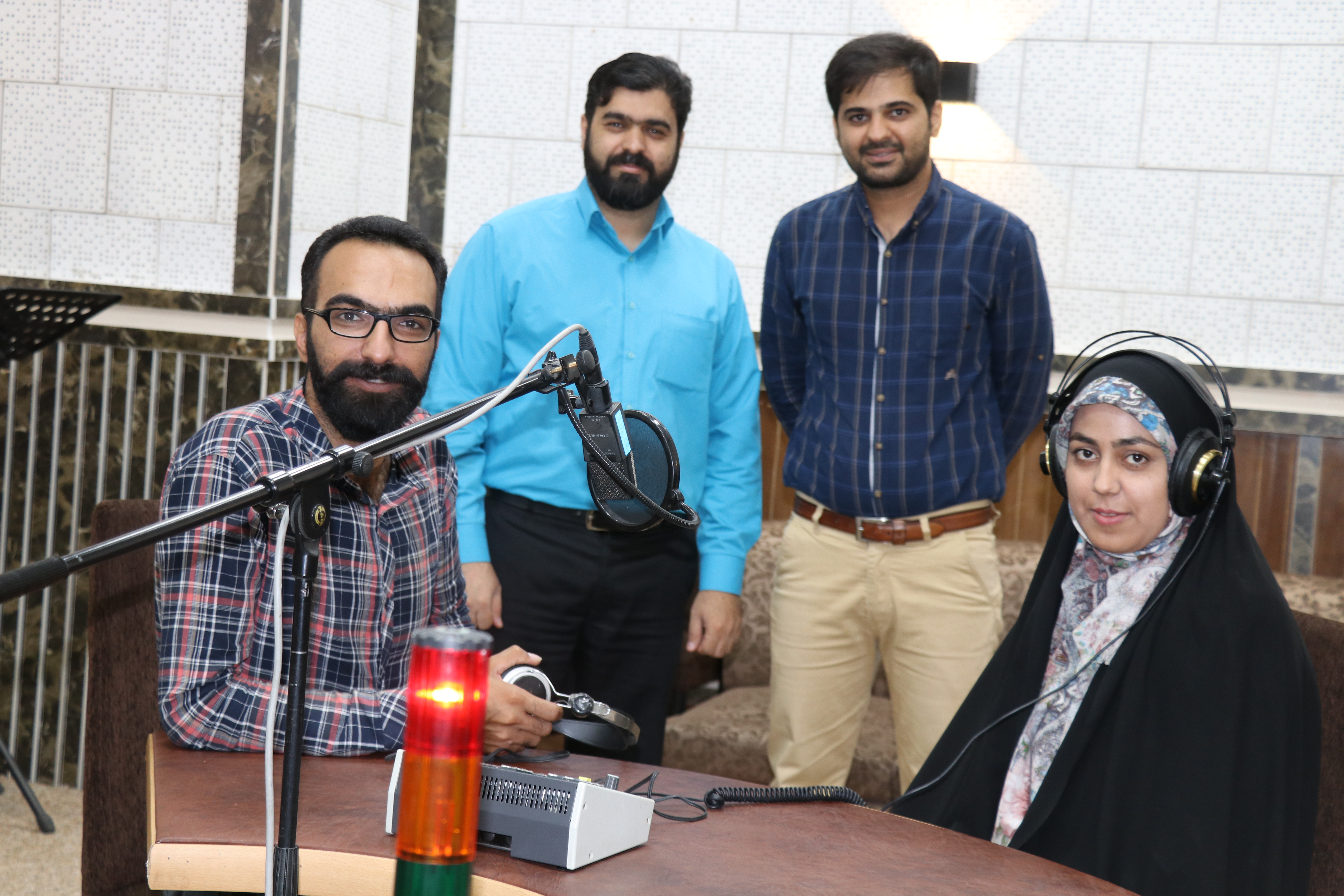 رادیو یزد صدای اهل آبادی را پخش می کند 