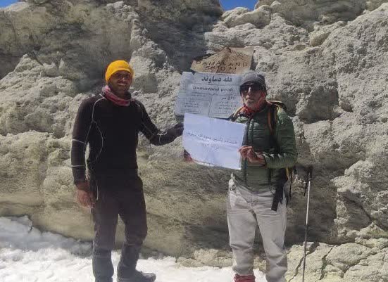فیلم| مهدی گلشن نیا برای هشتاد و یکمین بار به قله دماوند صعود کرد