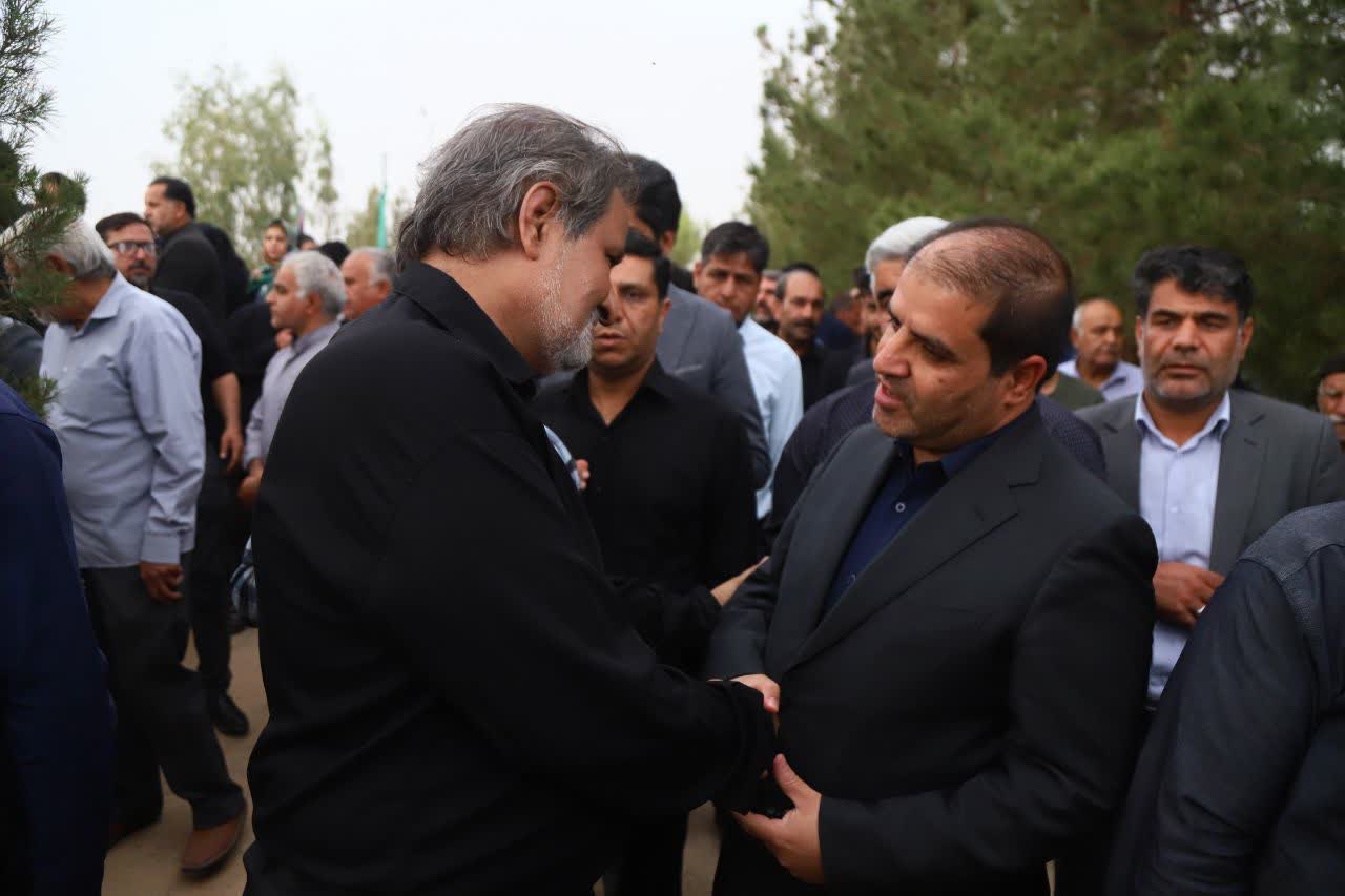 تشییع پیکر والده مدیرمسئول و سردبیر «یزد فردا» با حضور اسماعیل دهستانی، معاون سیاسی، امنیتی و اجتماعی استاندار یزد