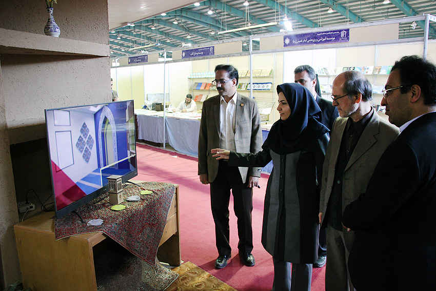 مشاور وزیر ارشاد از غرفه کتابخانه مرکزی یزد در نمایشگاه کتاب استان دیدن کرد