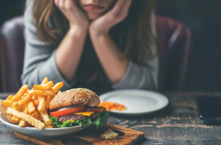 مطالعه جدید: رژیم غذایی بی‌کیفیت می‌تواند باعث افسردگی و اضطراب شود