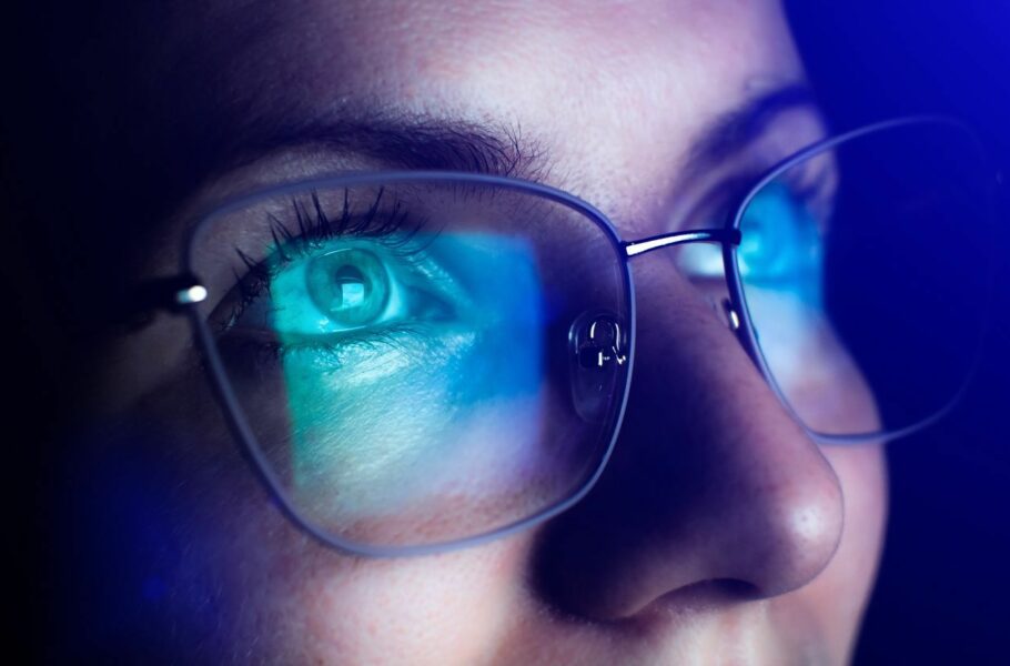 آیا ورزش چشم و فیلترهای نور آبی در سلامت بینایی اثر دارند؟ متخصصان پاسخ می‌دهند