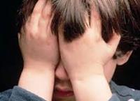 گوشه‌گیری و کمرویی از علائم و نشانه های اختلال بی اختیاری ادرار در کودکان است