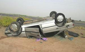 واژگونی  خودرو پژو 405 در محور مهریز به یزد/5 مصدوم و یک کشته در حادثه واژگونی خودرو پژو+تصاویر