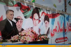 نواختن زنگ انقلاب توسط استاندار یزد در مدرسه شهید باهنر میبد