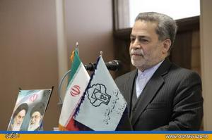 نگاه سیاسی به مباحث علمی شایسته نیست