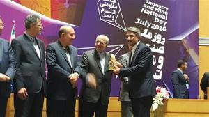 تقدیر از پیشگامان عصرارتباطات در همایش روز ملی صنعت و معدن