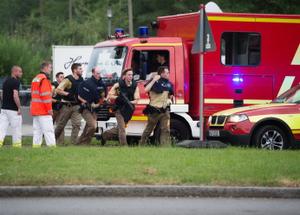 یک نفر از مهاجمان حمله تروریستی آلمان خودکشی کرد / یک خبرنگار در میان کشته شدگان 