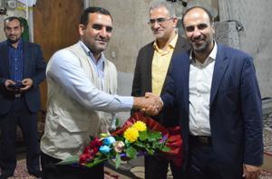 مهندس عظیمی زاده شهردار یزد با حضور در منزل زوج خبرنگاریزدی مسعود و اعظم السادات میرجلیلی  از آنها تجلیل کرد+تصاویر