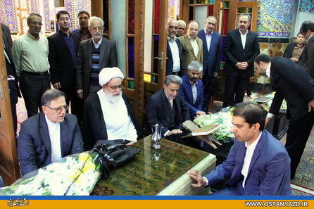 اداي احترام رئيس كل بانك مركزي ايران به مقام شامخ سومين شهيد محراب 