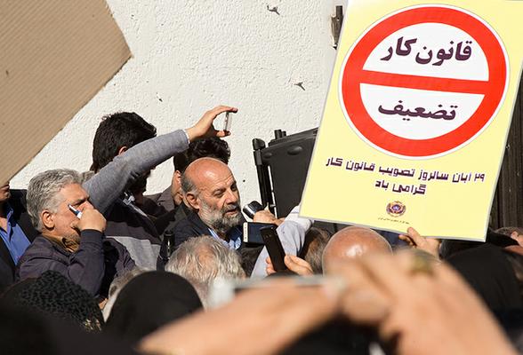 تجمع کارگران در نقابل مجلس + تصویر 