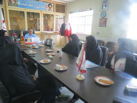 نشست دبیرکانون جوانان و اعضای شورای اجرایی با رئیس و مسئول امور جوانان جمعیت هلال احمر ابرکوه