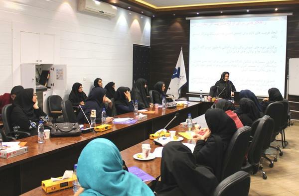 سمينار نقش آفريني بانوان در توسعه كارآفريني در يزد برگزار شد