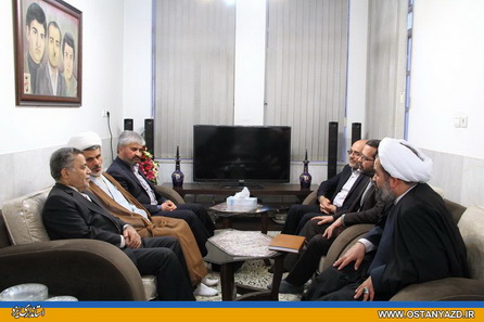 استاندار یزد با خانوادۀ شهیدان بُستانی دیدار کرد