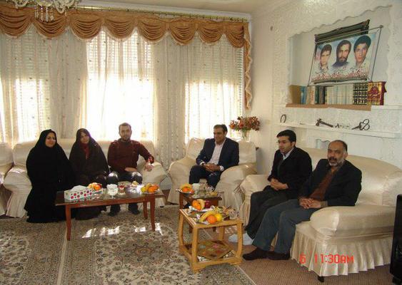 دیدارجمعی ازکارکنان اداره راه وشهرسازی استان یزد با خانواده شهداء
