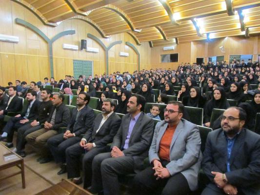 دانشگاهیان اردکان در مراسمی سالروز پیروزی انقلاب اسلامی را گرامی داشتند