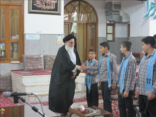گروهی از دانش آموزان سما واحد یزد جشن تکلیف خود را در دفتر امام جمعه محمد آباد یزد برگزار کردند.