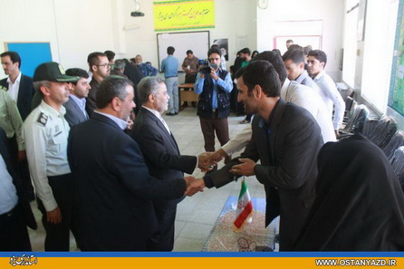 استاندار یزد از سه شعبۀ اخذ رأی شهرستان بهاباد بازدید کرد