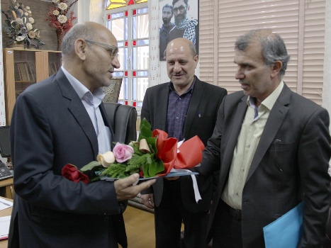 مدیرکل آموزش وپرورش  از آزادگان شاغل دراین اداره کل تجلیل کرد  
