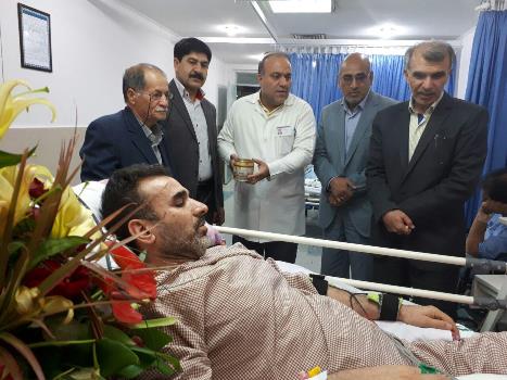 عیادت از یک همکار اداری