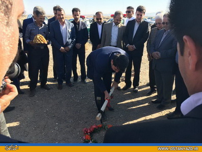 با حضور معاون استاندار عمليات احداث نيروگاه خورشيدي مروست آغاز شد