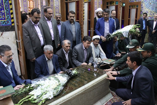 فرهنگیان و دانش آموزان به مقام والای شهیدان ادای احترام کردند 